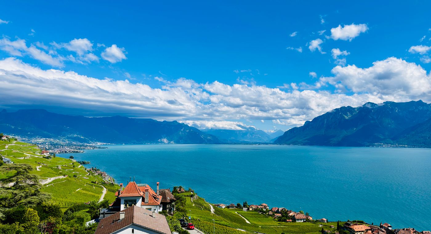 Vue aérienne du lac Léman et des vignobles de Lavaux depuis Chexbres, canton de Vaud