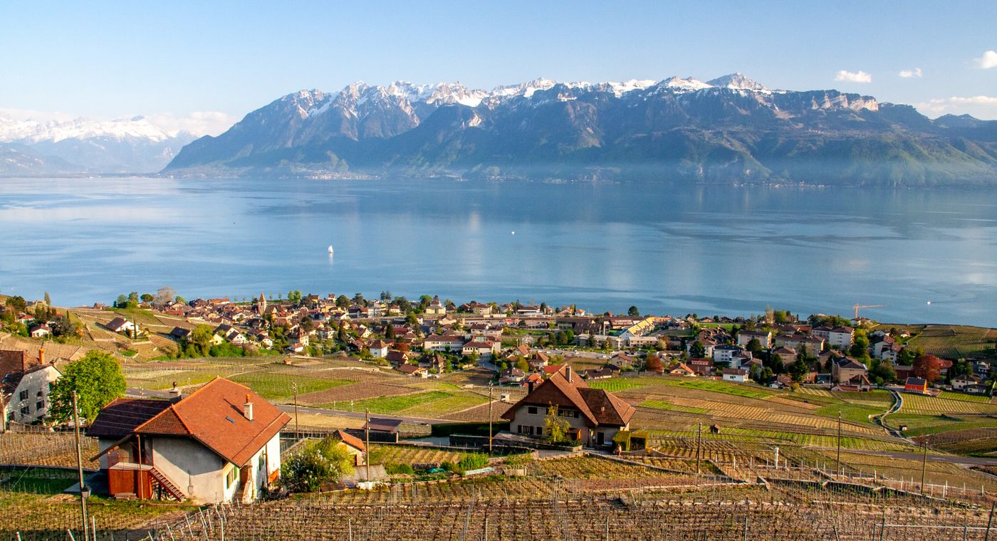 Village viticole et Alpes surplombant le lac Léman