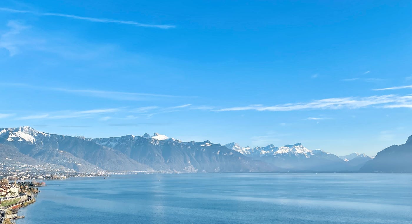 Le lac Léman et les vignobles à l'automne, lumière dorée