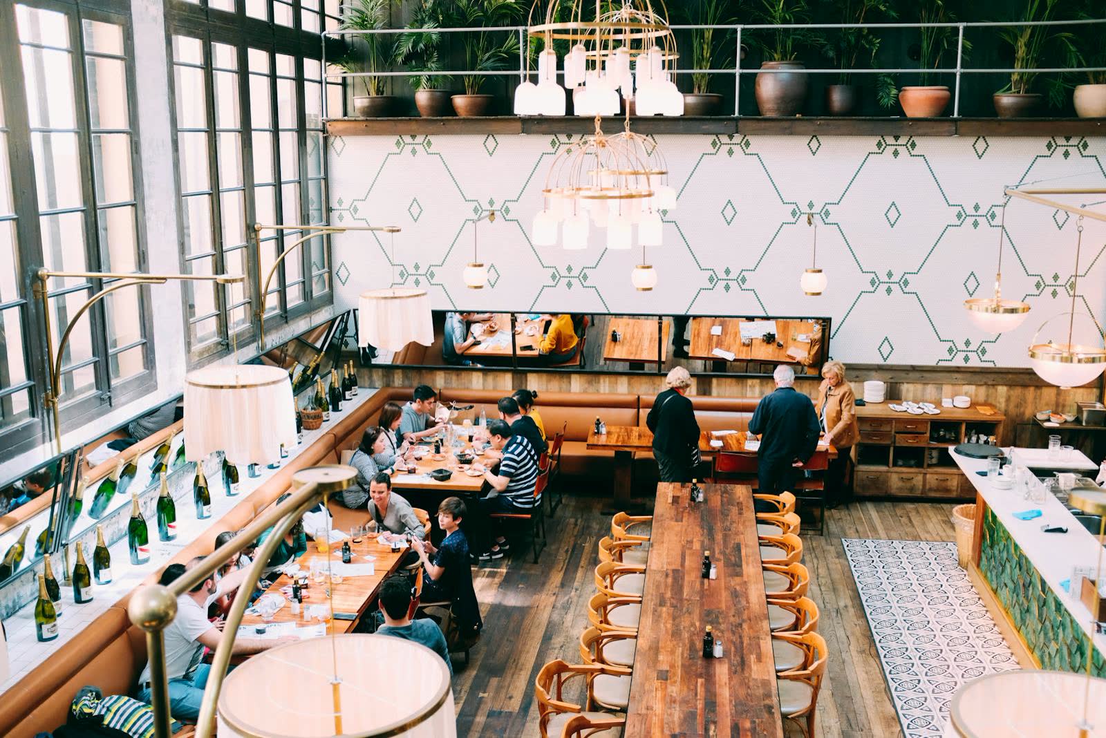 Salle de restaurant chaleureuse avec des convives attablés