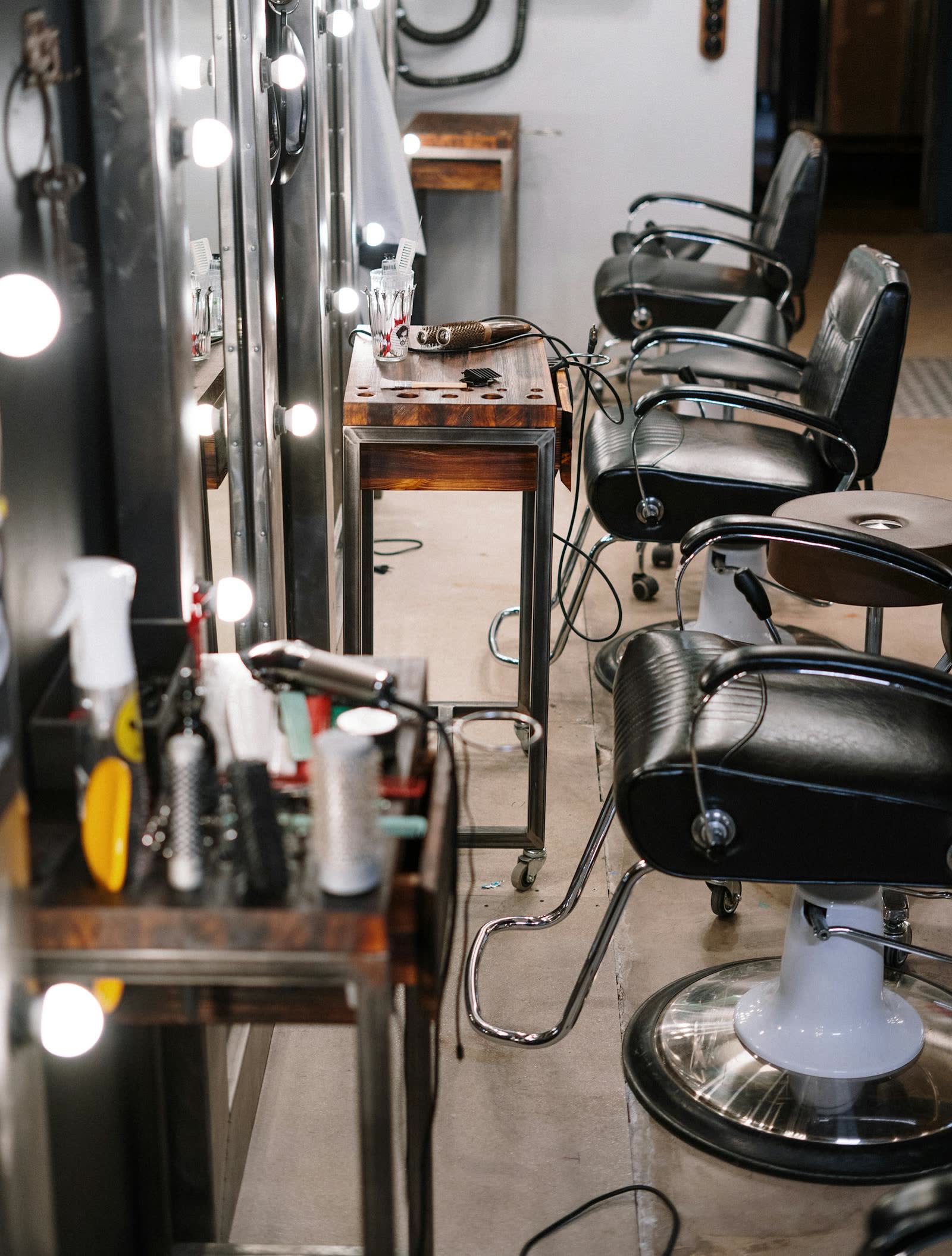 Intérieur d'un salon de coiffure moderne et lumineux