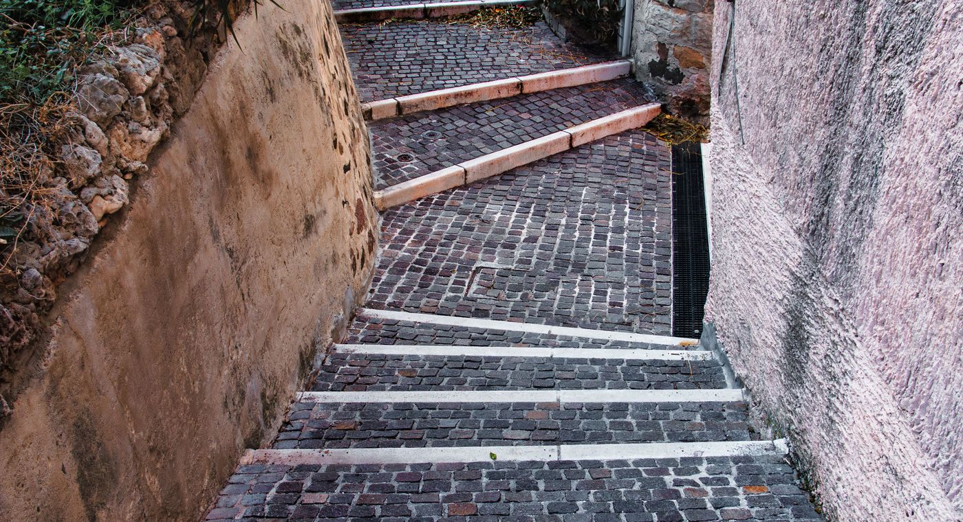 Escaliers de pierre dans une vieille ville de Suisse romande