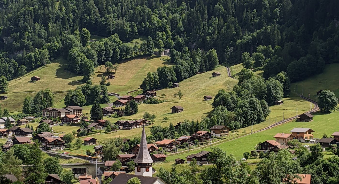 Village au bord d'un lac dans les Alpes suisses