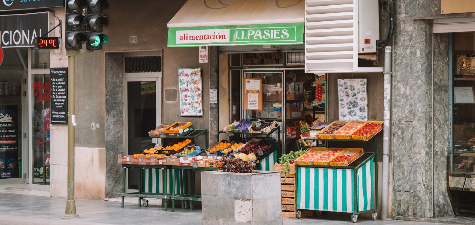 Devanture d'un commerce de proximité dans une rue pavée