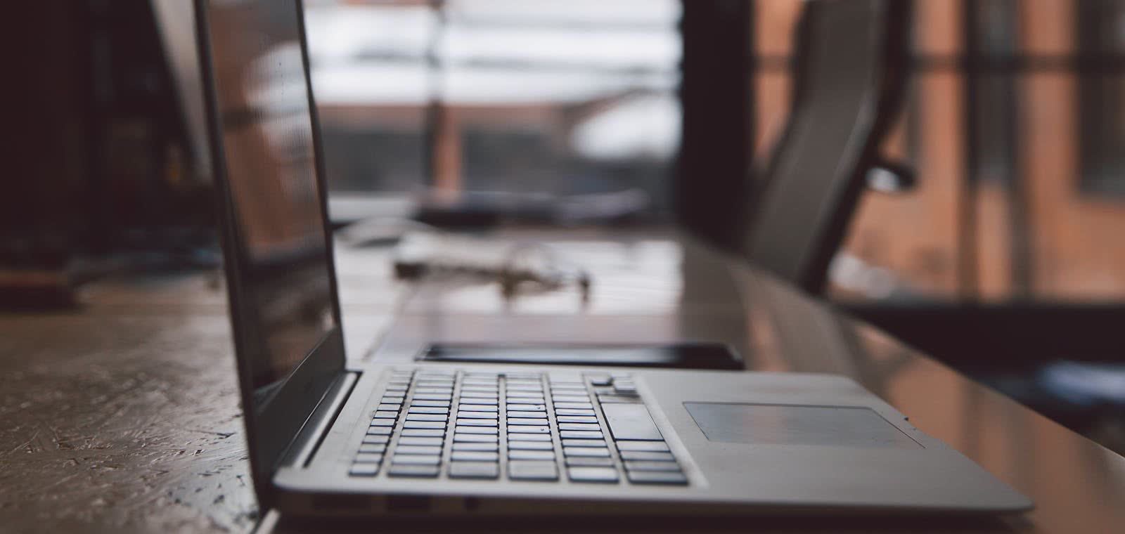 Ordinateur portable affichant un site web sur un bureau lumineux