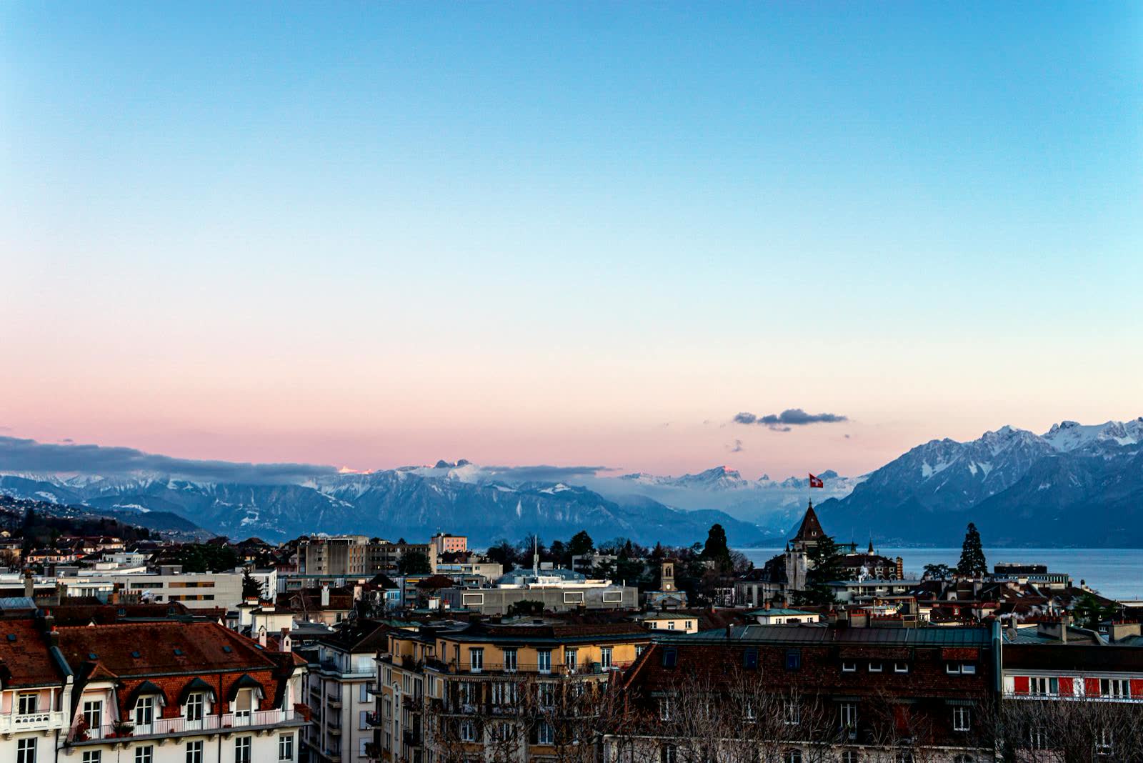 Vue aérienne du lac Léman et de l'arc lémanique au coucher du soleil